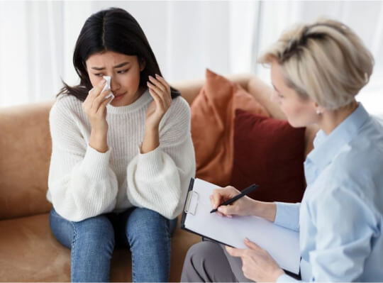 Девушка плачет на приеме психолога